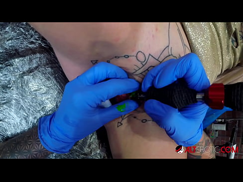 ❤️ Sully Savage mai tsananin jarfa ta yi tattoo a kan kwarin ta ️❌ a mu